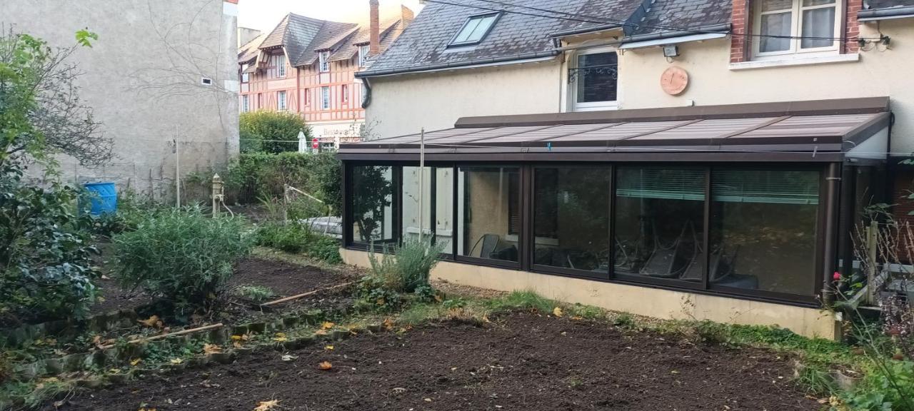 Le Gite Au Pied Du Chateau De Chaumont Esterno foto